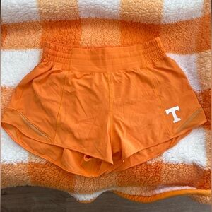 lululemon x TENNESSEE Orange Women's HOTTY TODDY 2.5 Shorts